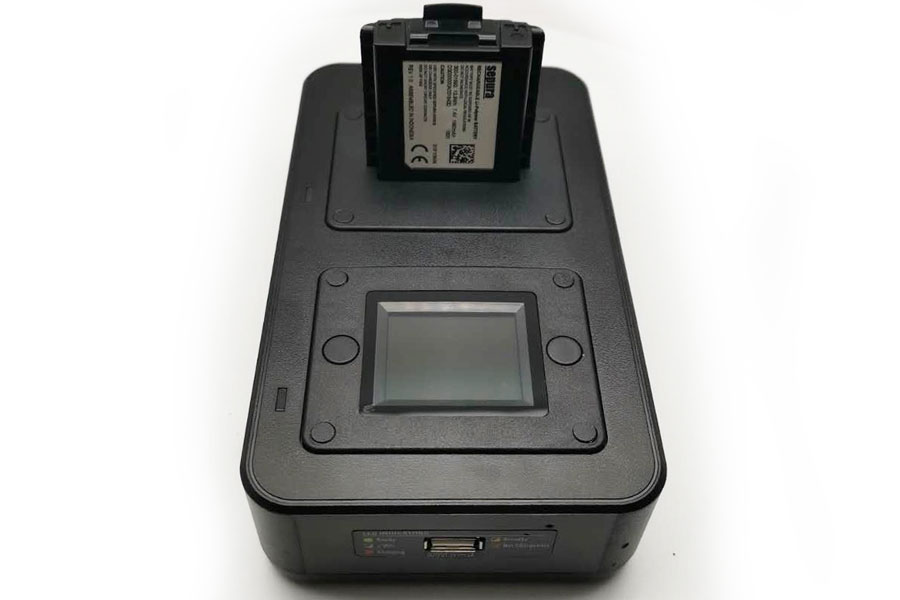Tischladegerät mit LCD-Anzeige, Lade-/Entladefunktion Tischladegerät mit LCD-Anzeige, Lade-/Entladefunktion